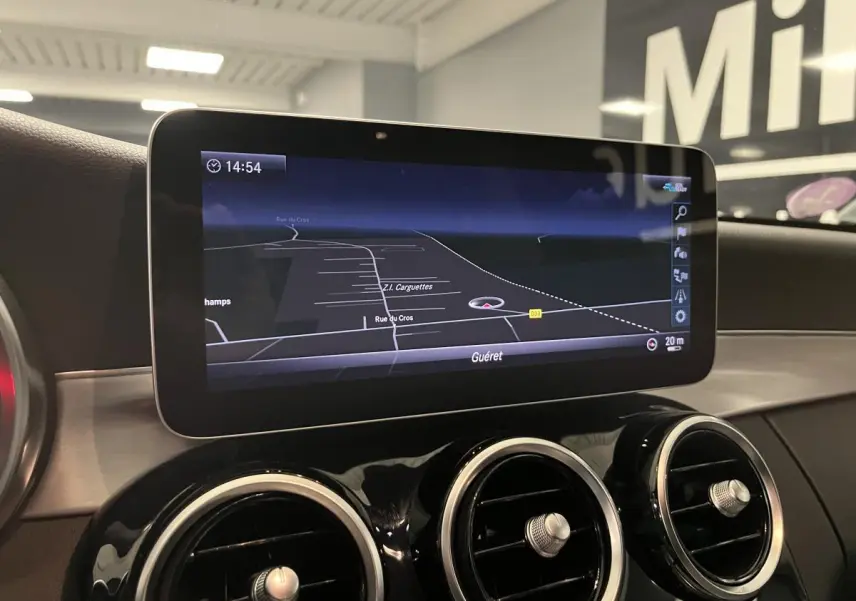 Écran de navigation couleur affichant une carte dans l'habitacle d'une Mercedes Classe C Break blanc.