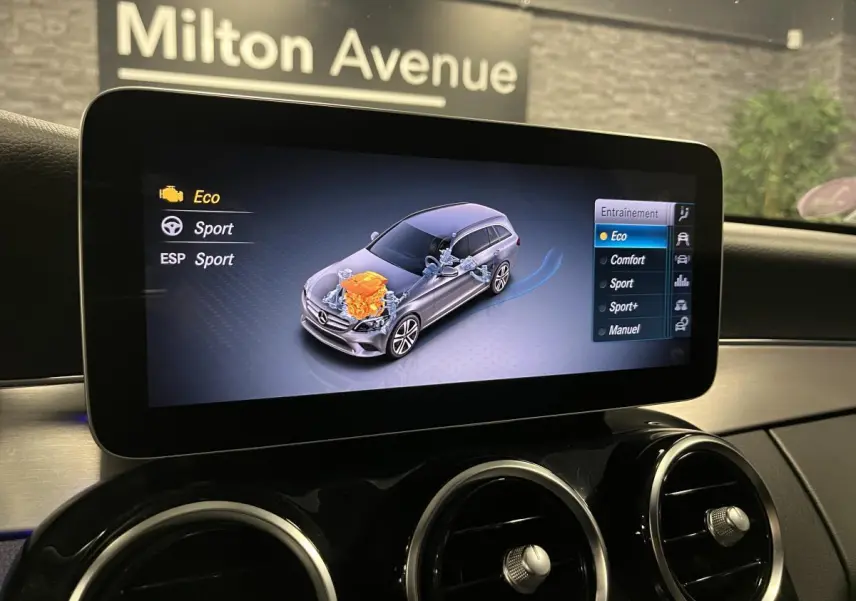 Écran multimédia montrant la silhouette grise d'un break Mercedes Classe C 300 e avec moteur hybride en vue 3/4 avant.