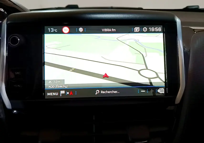 Écran tactile de navigation 7 pouces du tableau de bord du Peugeot 2008 gris foncé Puretech 2019.