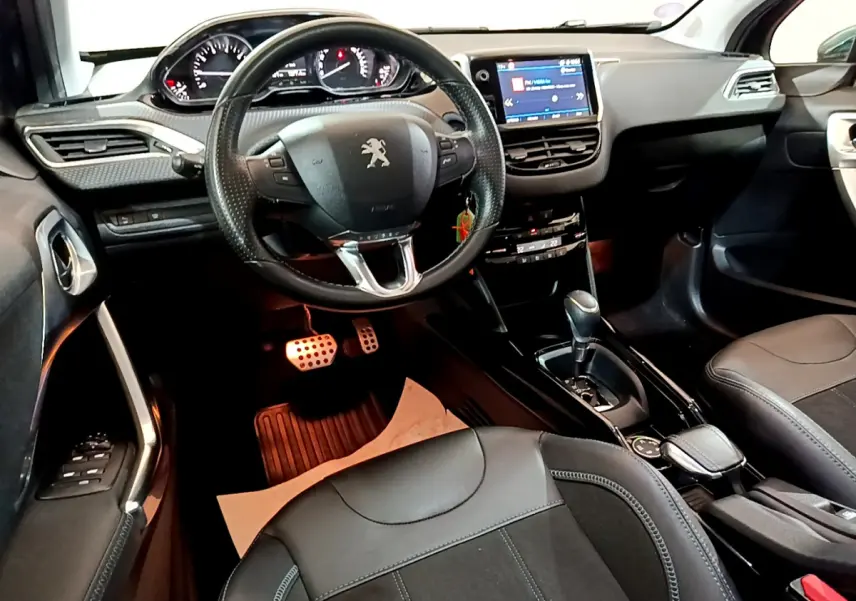 Intérieur de la Peugeot 2008 Crossway 2019, vue avant centrée sur le volant cuir et l’écran tactile couleur.