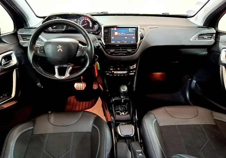 Intérieur Peugeot 2008 gris foncé vu de face, volant cuir multifonctions et écran tactile central lumineux.