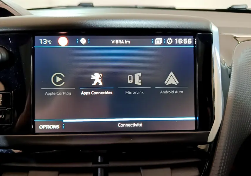 Écran tactile central du Peugeot 2008 gris foncé 2019 affichant les options Apple CarPlay et Android Auto.