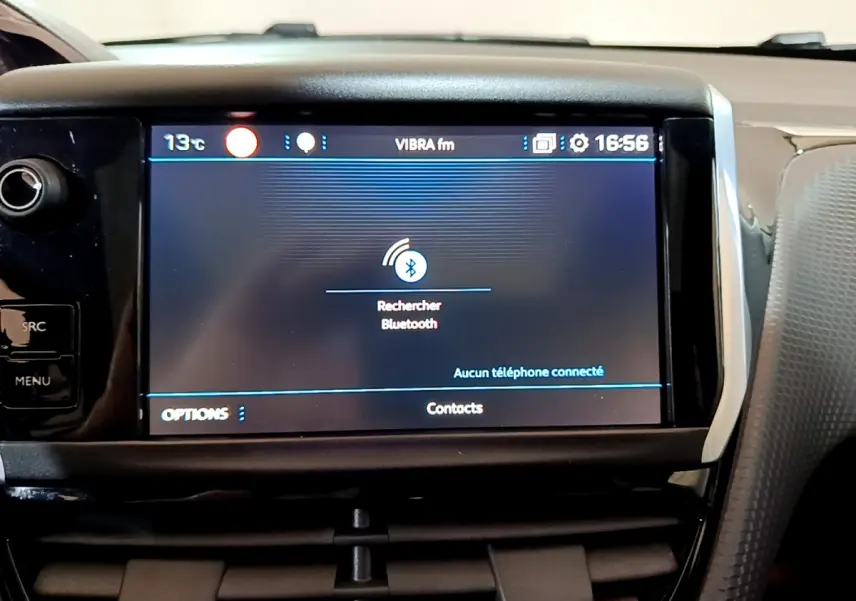 Écran tactile central affichant la recherche Bluetooth dans l’habitacle du Peugeot 2008 gris foncé de 2019.