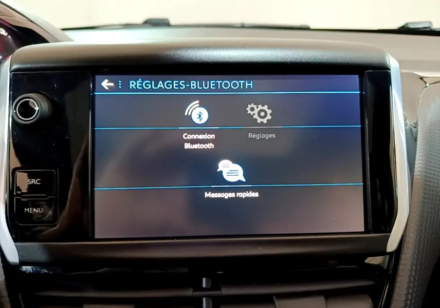 Écran tactile central affichant les réglages Bluetooth du Peugeot 2008 gris foncé, vue rapprochée de l'intérieur.