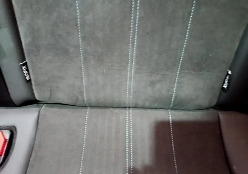 Gros plan sur la banquette arrière gris foncé avec coutures contrastantes du Peugeot 2008 Crossway 2019.