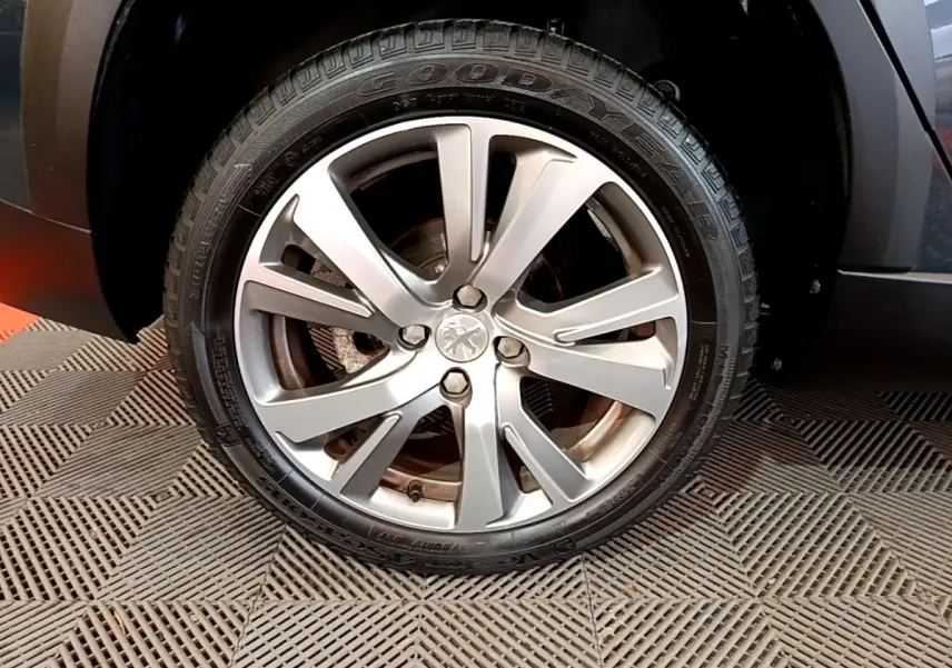 Gros plan sur la roue avant droite gris foncé d'un Peugeot 2008 2019 avec jante alliage et pneu Goodyear.