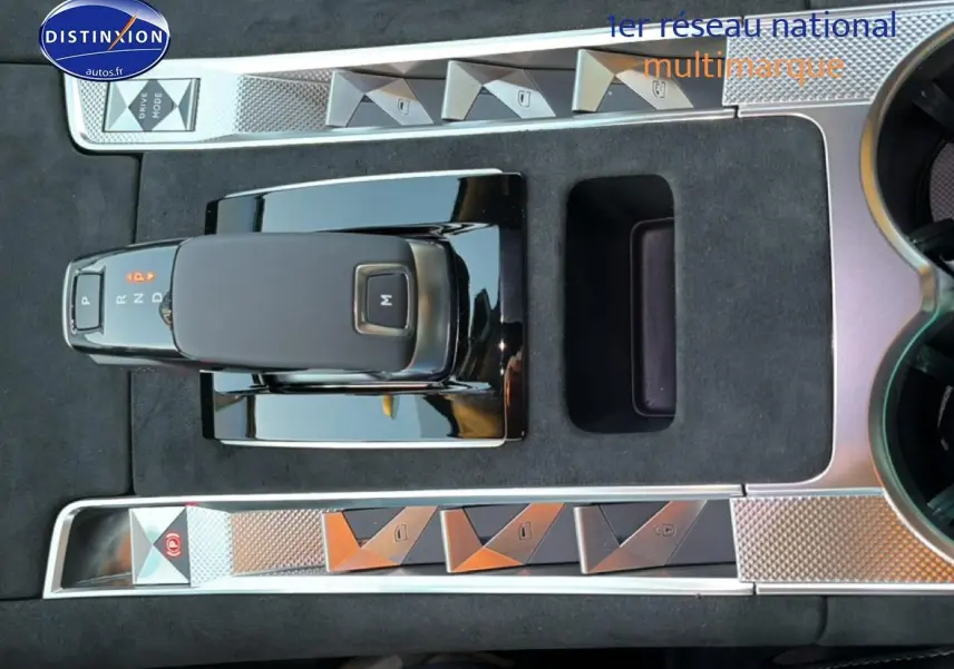 Vue rapprochée de la console centrale noire du DS7 1.5 BlueHDi 130 Performance Line avec levier de vitesses automatique.
