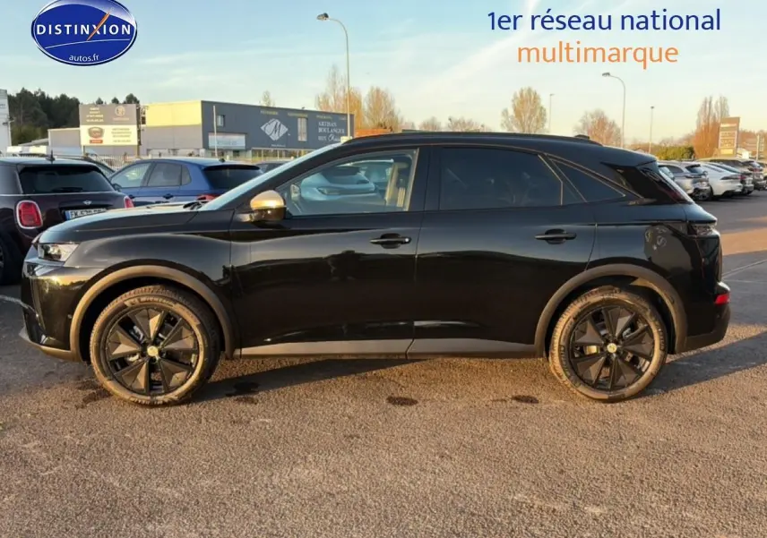 Vue de profil côté gauche d’un DS7 noir 2026 avec jantes noires et vitres arrière surteintées, stationné en extérieur.
