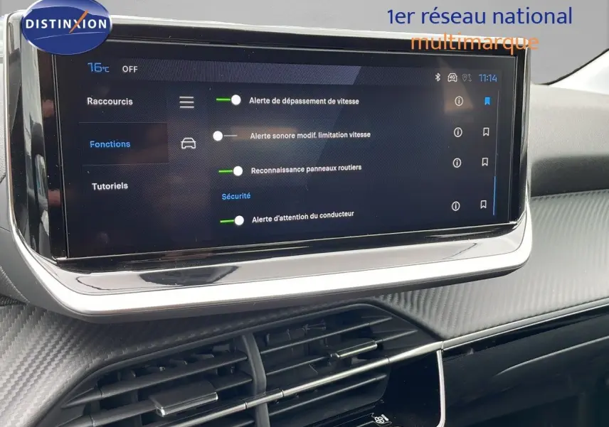 Écran tactile central affichant les réglages d'alerte de vitesse dans l'habitacle d'une Peugeot 208 noire.