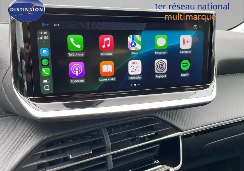 Écran tactile central affichant des applications multimédia dans l'habitacle d'une Peugeot 208 noire 2024.