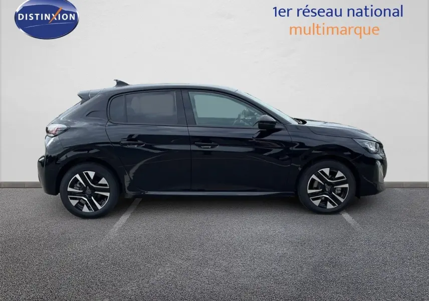 Profil côté gauche de la Peugeot 208 noire Perla Metal 2024 avec jantes alliage et vitres teintées.