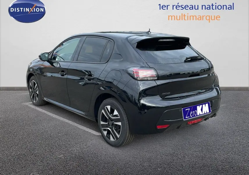 Vue 3/4 arrière droite d'une Peugeot 208 noire Perla Metal, avec jantes alliage et feux arrière LED visibles.