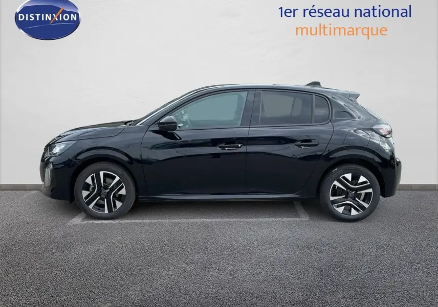 Profil côté gauche d'une Peugeot 208 noire Perla Metal 2024, compacte et moderne, stationnée devant un mur blanc.