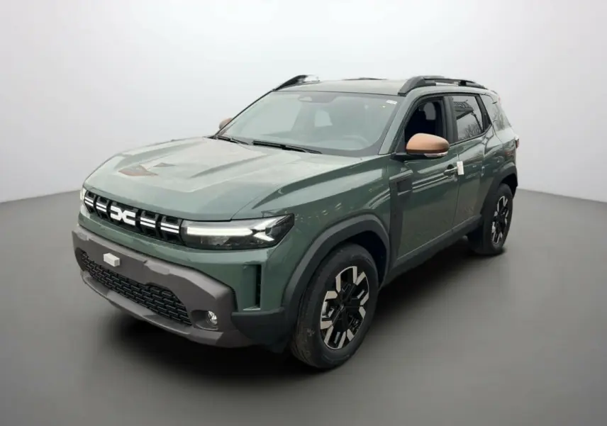 Dacia Duster 2025 kaki lichen en 3/4 avant droit avec rétroviseurs couleur beige et jantes noires.