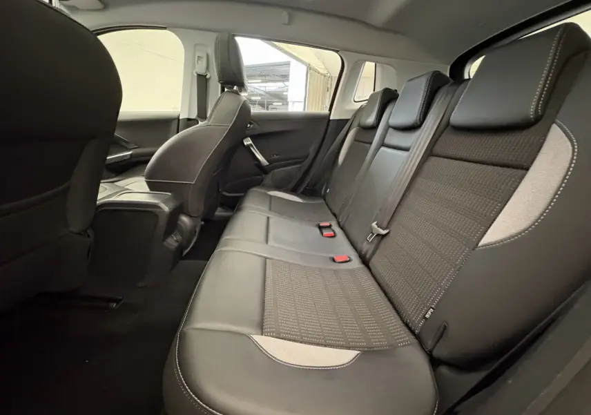 Banquette arrière en cuir noir et tissu gris vue côté droit dans le Peugeot 2008 Puretech 2019 rouge.