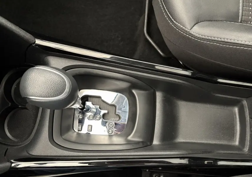 Gros plan sur le levier de vitesses automatique noir dans l'habitacle du Peugeot 2008 Puretech rouge de 2019.