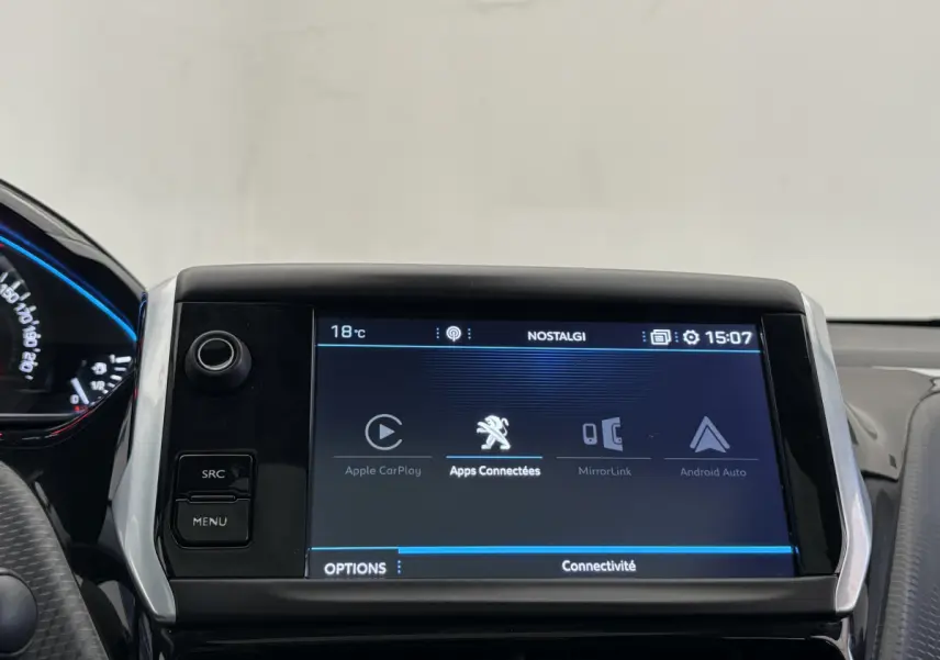 Écran tactile central de la Peugeot 2008 rouge, affichant les options Apple CarPlay et Android Auto.