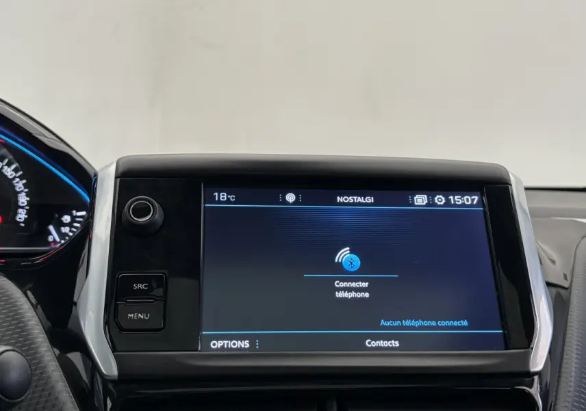 Écran tactile central du tableau de bord du Peugeot 2008 rouge de 2019 affichant la connexion Bluetooth.