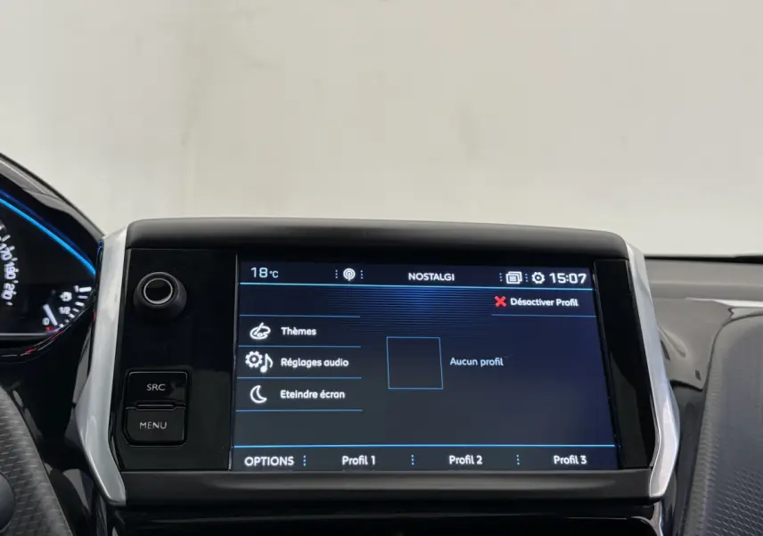 Écran tactile central de 7 pouces du tableau de bord du Peugeot 2008 rouge, affichant le menu audio et profils utilisateur.