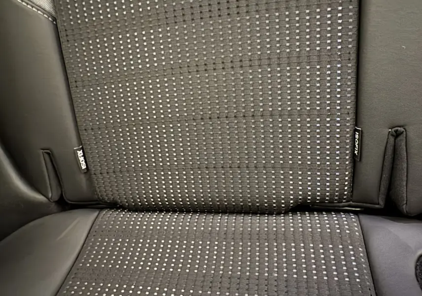 Gros plan sur la banquette arrière noire avec étiquette Isofix du Peugeot 2008 Puretech 110 S&S EAT6 Allure 2019.