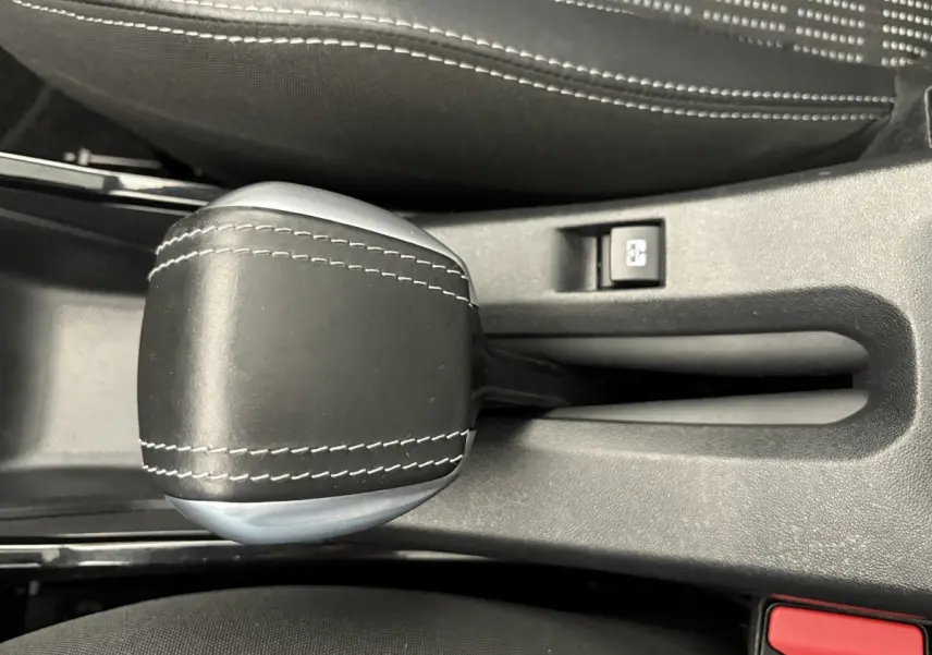 Le levier de vitesse en cuir noir avec surpiqûres blanches de la Peugeot 2008 Puretech 110 S&S EAT6 Allure 2019.