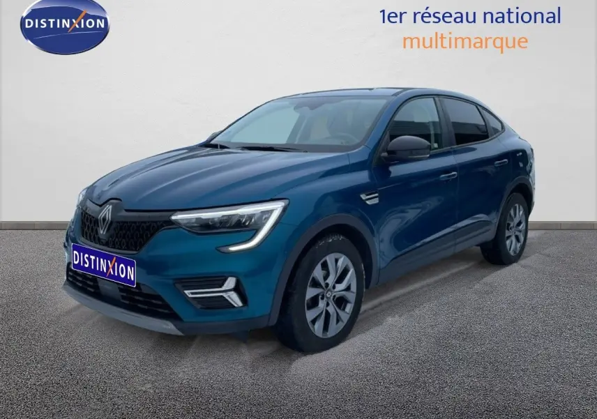 Renault Arkana bleu Zanzibar métal en vue 3/4 avant droit, mettant en valeur ses lignes fluides et ses phares LED distinctifs.