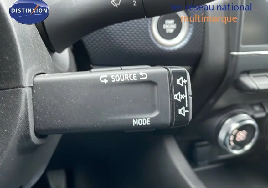 Gros plan sur la commande au volant "Source" et "Mode" du tableau de bord intérieur d'une Renault Arkana 2025.