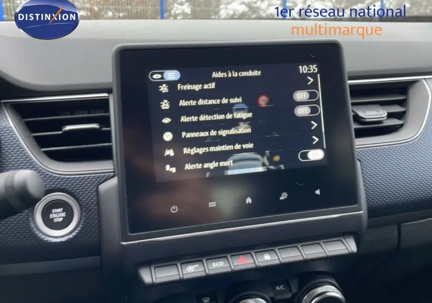 Vue rapprochée de l'écran tactile central et des commandes du tableau de bord intérieur du Renault Arkana 2025.