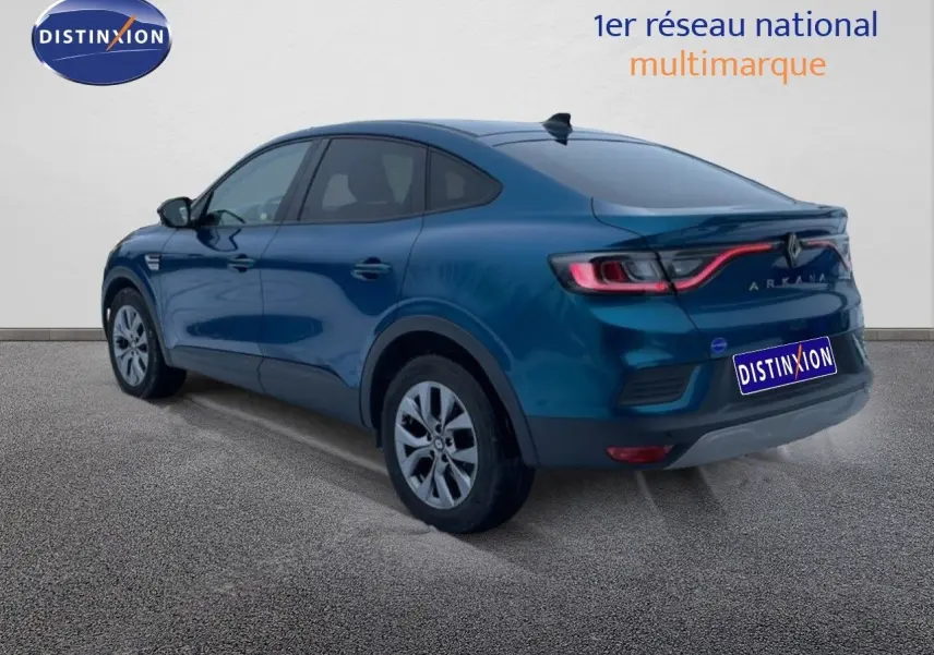 Vue 3/4 arrière droite d’un Renault Arkana bleu Zanzibar métal avec feux arrière LED et jantes alliage.