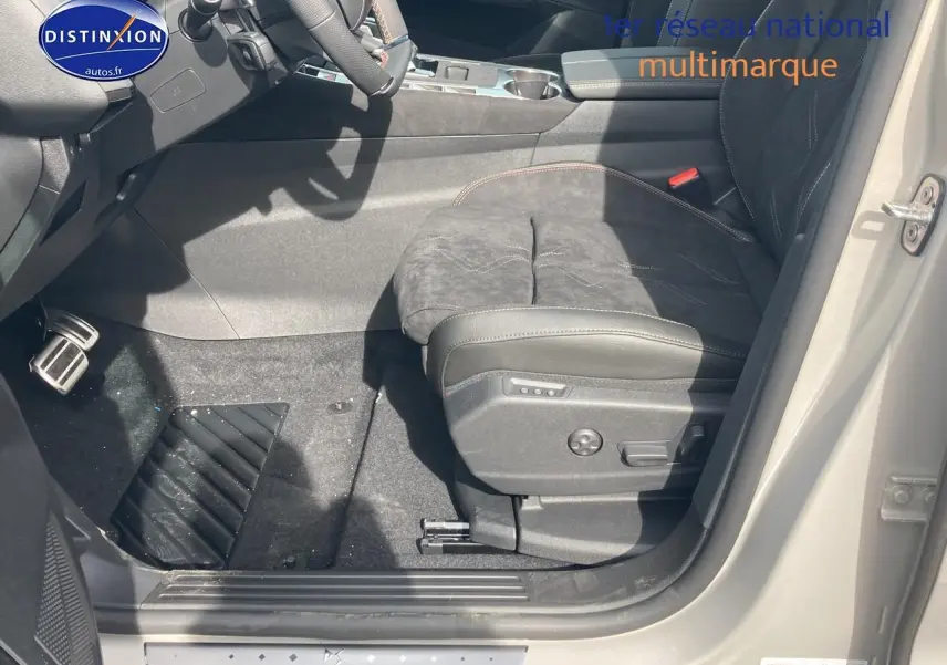 Vue intérieure côté conducteur de la DS7 1.5 BlueHDi 130 Crystal Pearl, siège avant en cuir noir avec réglages électriques.