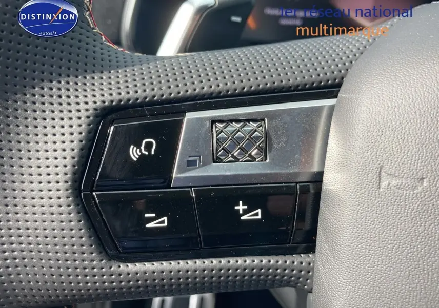 Gros plan sur les commandes vocales et volume au volant cuir perforé du DS7 Crystal Pearl 2026.