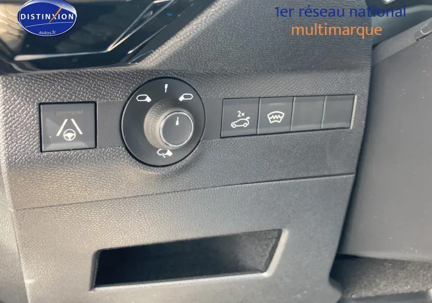 Détail des commandes côté gauche du tableau de bord du DS7 1.5 BlueHDi Crystal Pearl, finition Performance Line.