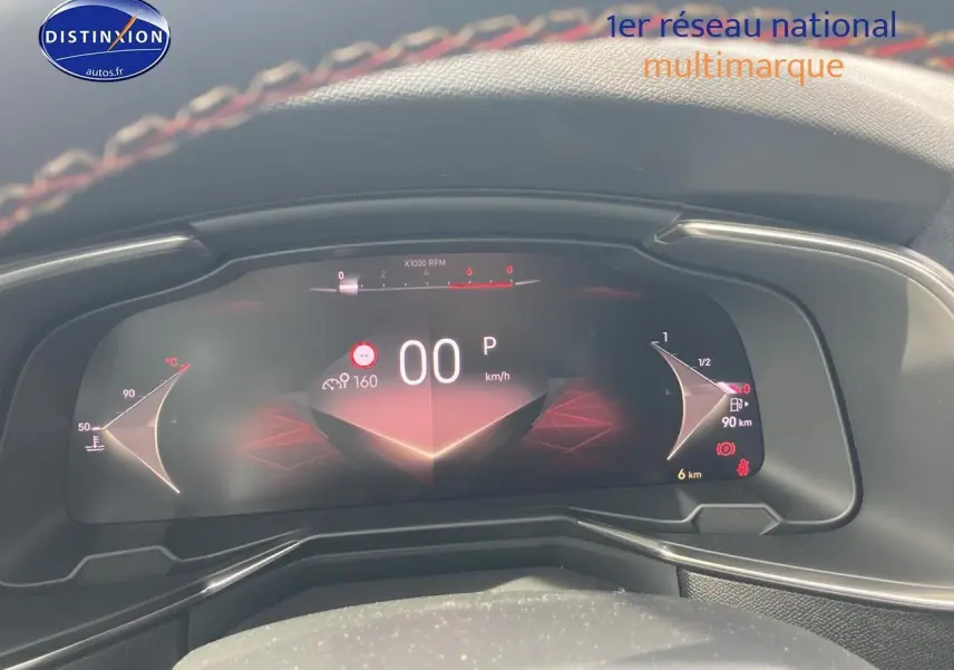 Tableau de bord numérique du DS7 1.5 BlueHDi 130 Performance Line 2026, affichage vitesse et jauges.