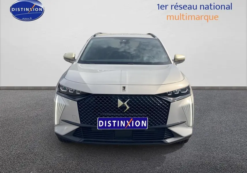 Vue frontale du DS7 1.5 BlueHDi 130 Performance Line en Crystal Pearl avec calandre noire et feux LED distinctifs.