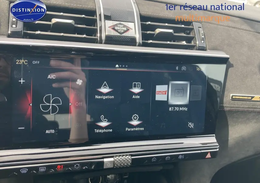 Vue rapprochée de l'écran tactile central et tableau de bord noir du DS7 Crystal Pearl 2026 version Performance Line.
