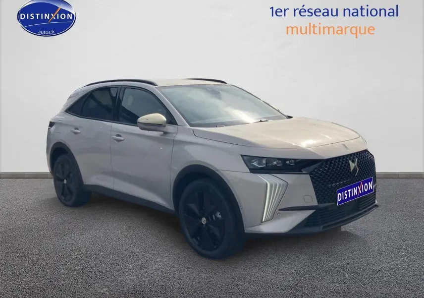 DS7 1.5 BlueHDi 130 Crystal Pearl en 3/4 avant droit, avec calandre noire et jantes alu noires.