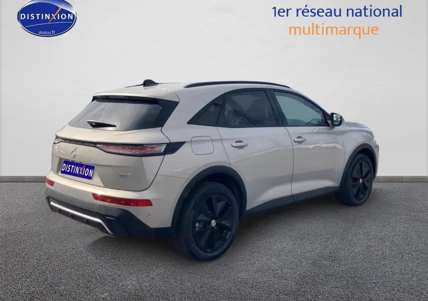 Vue 3/4 arrière droite d'un DS7 Crystal pearl avec jantes noires et feux arrière LED étirés.