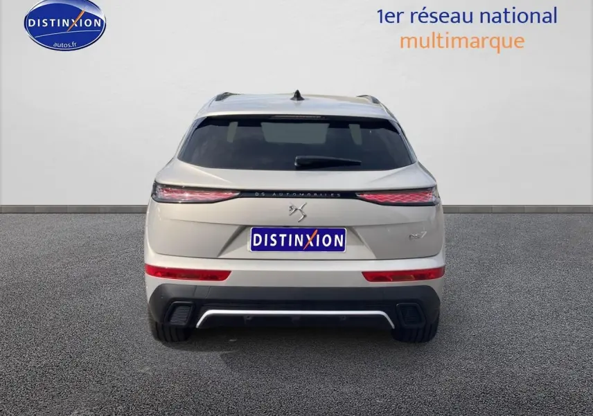 Vue arrière d’un DS7 Crystal pearl 2026 avec feux LED fins et double sortie d’échappement intégrée.