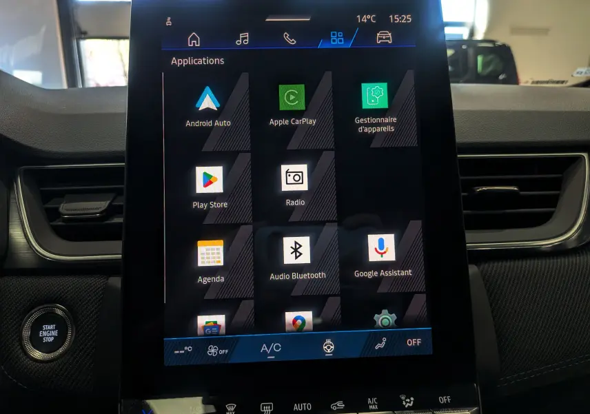 Vue intérieure centrée sur l'écran tactile multimédia du Renault Symbioz E-Tech Gris Rafale avec bouton Start visible à gauche.