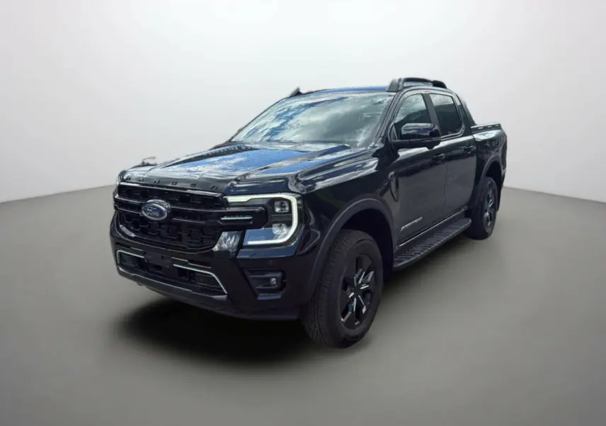 Ford Ranger 2.3 PHEV noir agate en 3/4 avant droit, avec barres de toit et jantes alu noires.