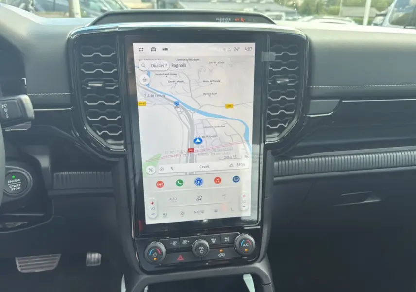 Vue centrale du tableau de bord du Ford Ranger 2025 noir agate, avec écran tactile GPS vertical et commandes climatisation.