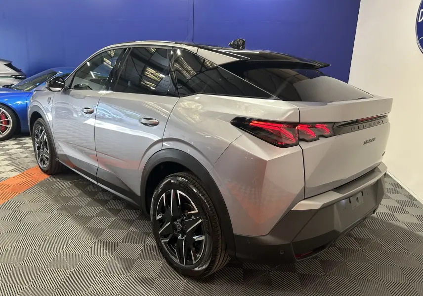 Vue 3/4 arrière droite du Peugeot 3008 III Hybrid gris Artense avec toit noir et feux arrière LED distinctifs.