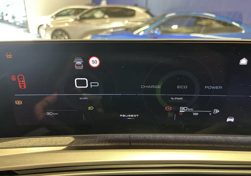 Affichage numérique du tableau de bord du Peugeot 3008 Hybrid gris, montrant la vitesse à 0 km/h et l'autonomie électrique.
