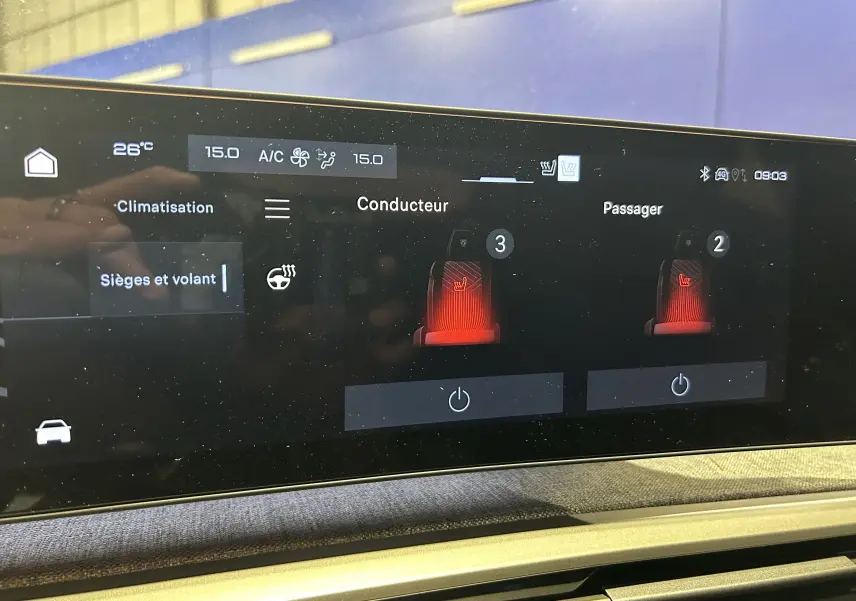 Écran tactile intérieur du Peugeot 3008 Hybrid affichant le réglage des sièges chauffants conducteur et passager.