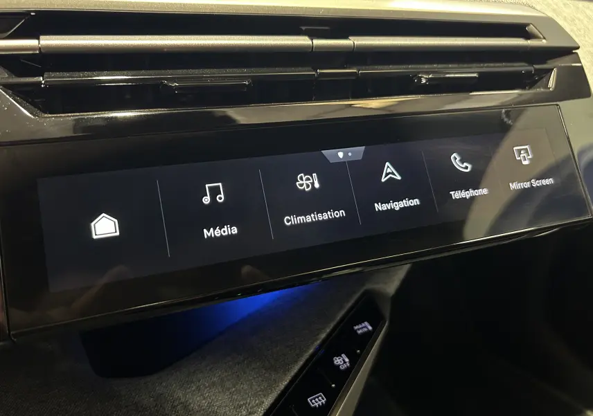 Écran tactile central du Peugeot 3008 gris Artense montrant les options Média, Climatisation, Navigation, Téléphone et Mirror Screen.