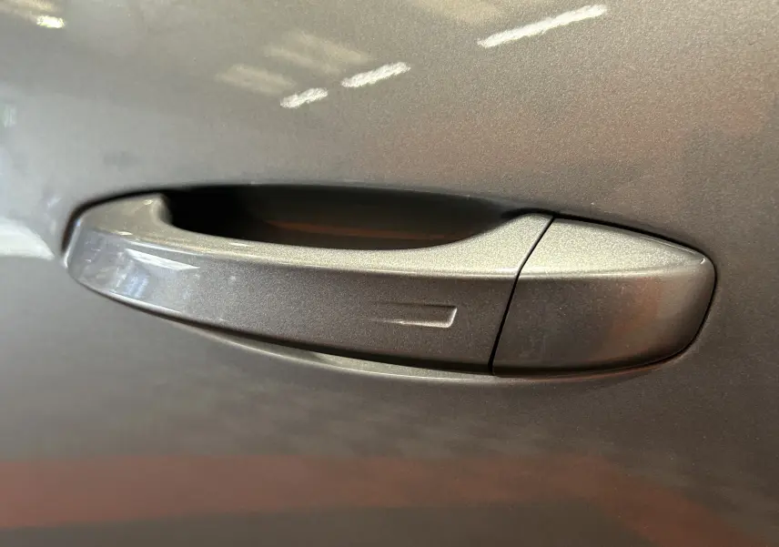 Poignée de porte gris Artense en gros plan sur Peugeot 3008 Hybrid 2026, finition métallique et design épuré.