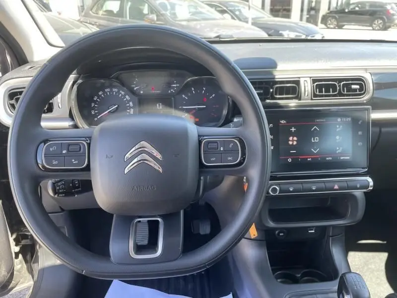 Vue intérieure du tableau de bord et volant Citroën C3 2019 gris foncé, avec écran tactile et commandes au volant.