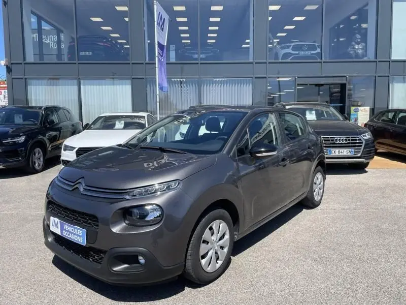 Citroën C3 82 CV Feel gris foncé métal vue 3/4 avant droit sur parking devant showroom.