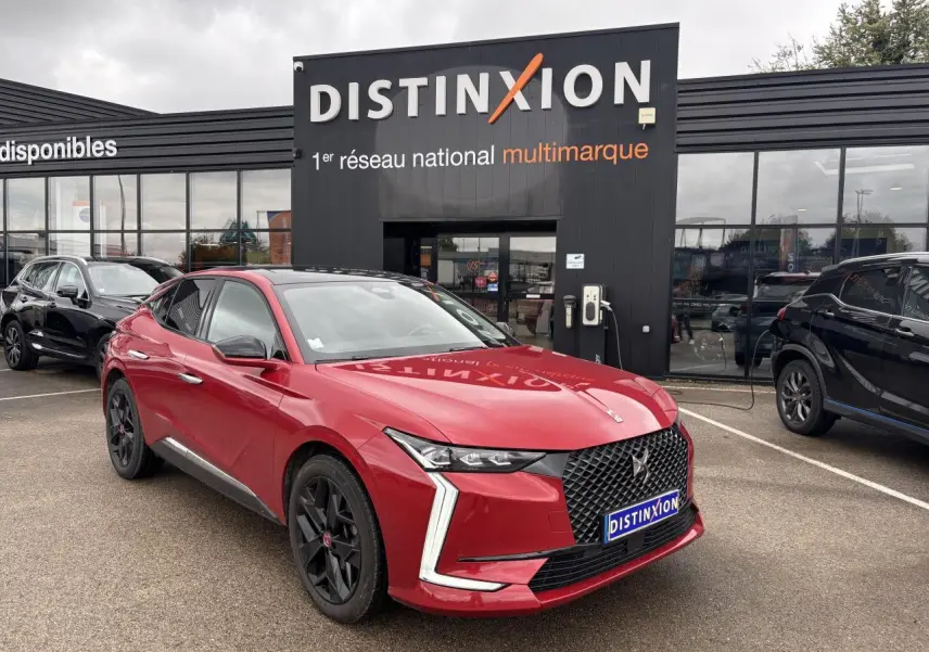 DS4 rouge foncé vue en 3/4 avant droit, avec calandre DS Wings noir brillant et jantes alliage noires.