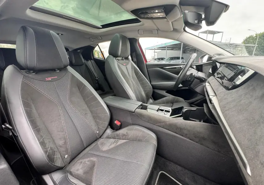 Intérieur Alcantara noir de la DS4 2022, vue côté conducteur avec toit panoramique et sièges Performance Line.